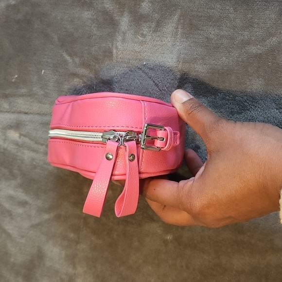 ❤️‍🔥EXCLUSIVE | Jeffree Star Heart Crossbody - Picture 3 of 6